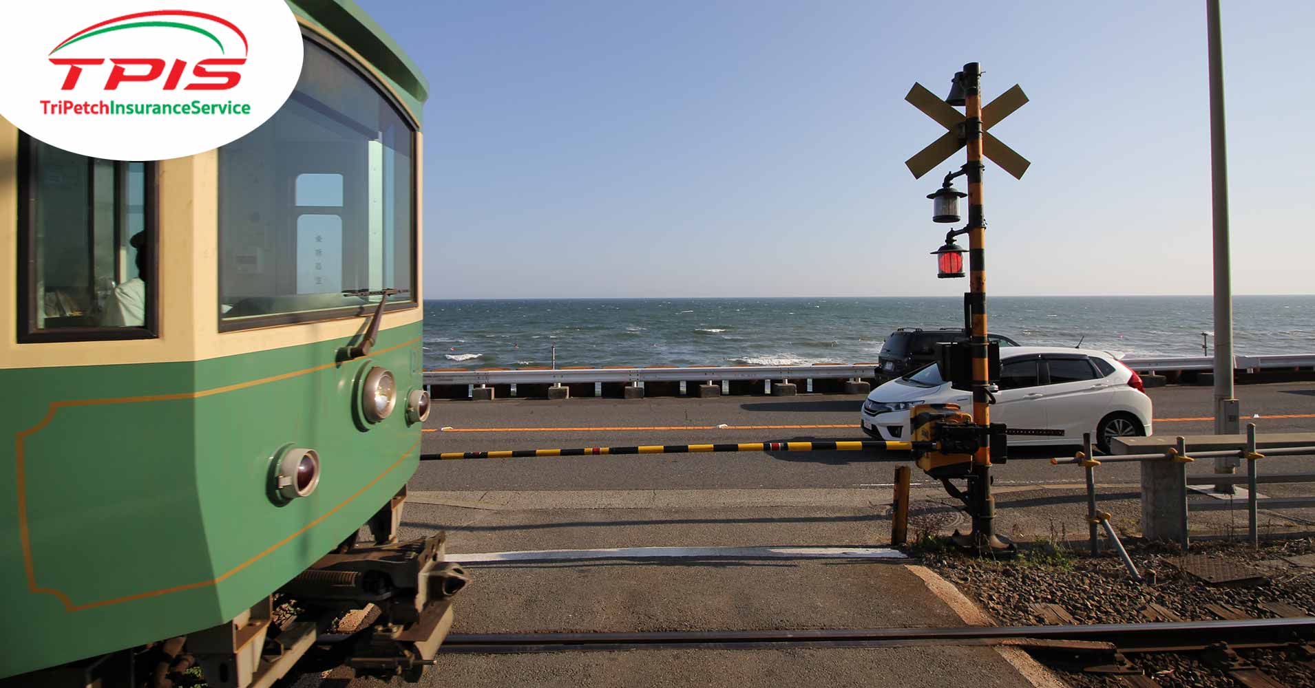 รถไฟสายสีเขียวแล่นผ่านที่บริเวณสถานี Kamakura high school